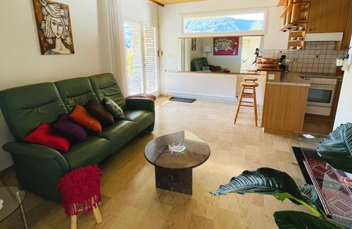 Caslano Apartment | Sunny 4-room apartment with large palm terrace. Lake view