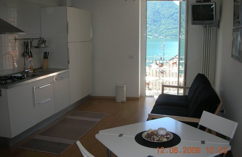 Colonno Apartment | sunny and light blue