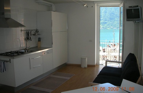 Colonno Apartment | sunny and light blue