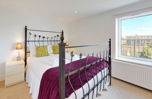 Haggerston House | Sunny and quiet 2 bed Penthouse flat in Haggerston