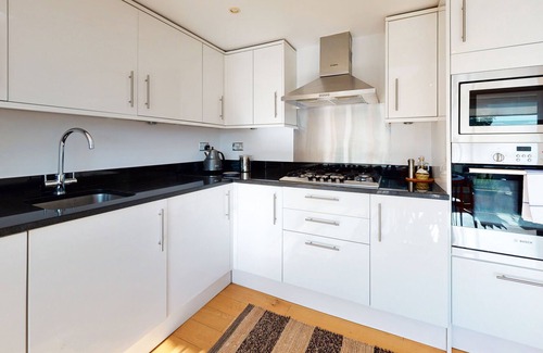 Haggerston House | Sunny and quiet 2 bed Penthouse flat in Haggerston