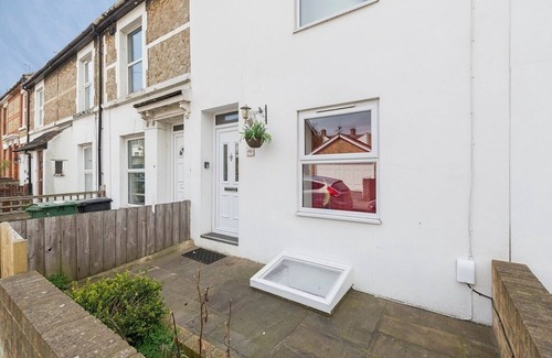 Maidstone House | Sunny and spacious 3-bedroom house in Maidstone, ideal for a relaxing, comfortable stay.