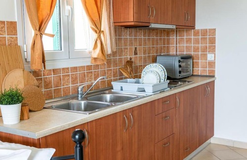 Amoudi Apartment | Sunny Aprt at Klelia Cottage