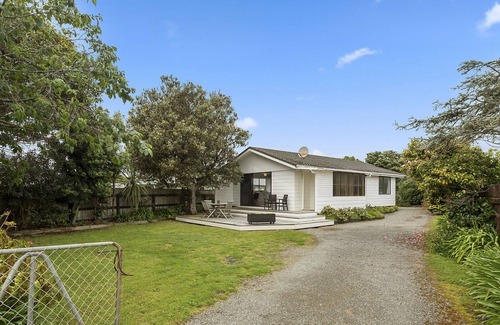 Paraparaumu Beach House | SUNNY BEACH BACH HIDEAWAY - PARAPARAUMU BEACH HOLIDAY HOME in Paraparaumu Beach