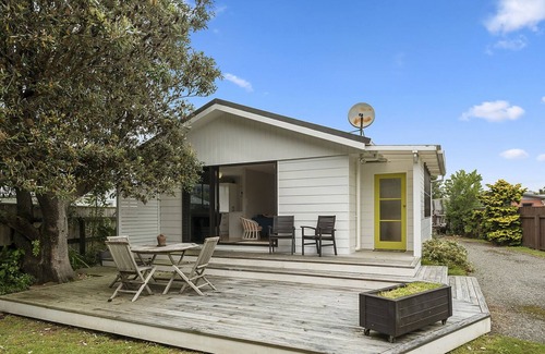 Paraparaumu Beach House | SUNNY BEACH BACH HIDEAWAY - PARAPARAUMU BEACH HOLIDAY HOME in Paraparaumu Beach