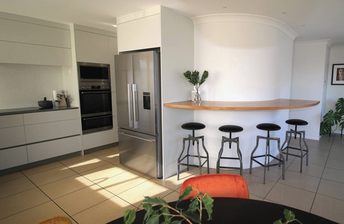 Mount Maunganui House | Sunny beach house in central Mount location