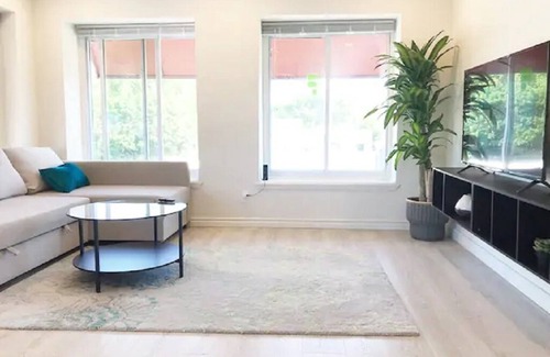 Roseville Apartment | Sunny city aprtment.