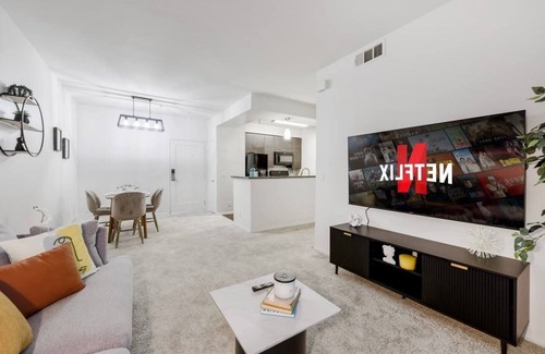 Del Rey Apartment | Sunny & Comfortable 1BR Retreat by Marina with Free Parking