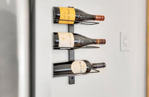 The Cove Apartment | Sunny Cottage Vibes! Beach & Dining Walkable