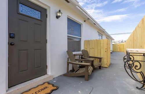 The Cove Apartment | Sunny Cottage Vibes! Beach & Dining Walkable