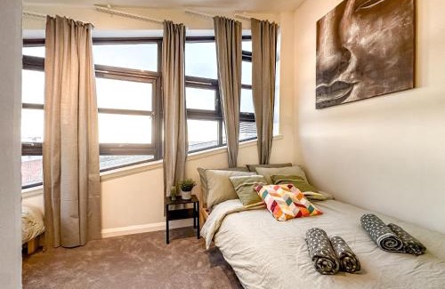 Clydebank Apartment | Sunny day new flat with 5 beds