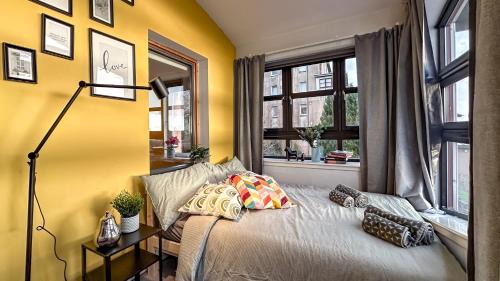 Clydebank Apartment | Sunny day new flat with 5 beds