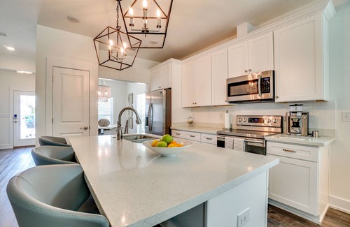 El Centro Beach House | Sunny Day - Walk to beach- community pool!