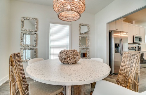 El Centro Beach House | Sunny Day - Walk to beach- community pool!