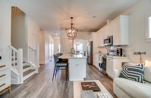 El Centro Beach House | Sunny Day - Walk to beach- community pool!