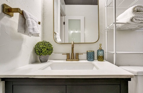 Central Oakland Park Apartment | Sunny Florida Getaway w/ Patio, Near Beaches!