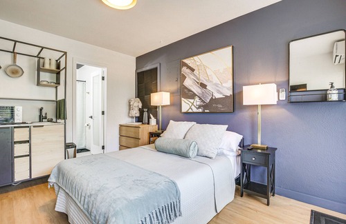 Central Oakland Park Apartment | Sunny Florida Getaway w/ Patio, Near Beaches!