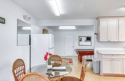 Hilo House | Sunny Hilo Home w/Game Room: Walk to Golf Course!