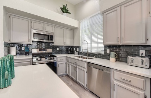 Southwestern Sacramento House | Sunny House Near Downtown Old Town Airport Yard Barbecue Shopping Zoo