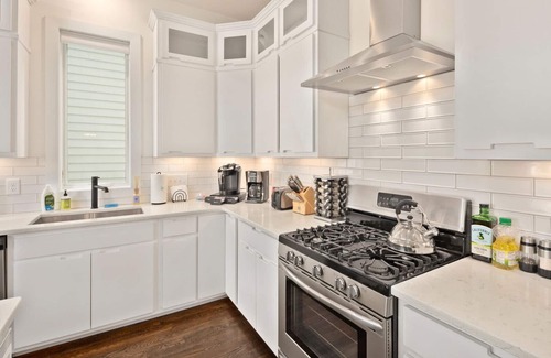 Edgehill House | Sunny Modern Oasis — Pool, Hot Tub, Fire Pit, Grill, Rooftop, & Gymn