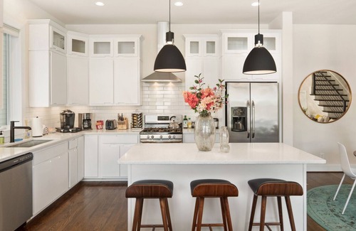 Edgehill House | Sunny Modern Oasis — Pool, Hot Tub, Fire Pit, Grill, Rooftop, & Gymn