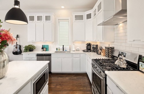 Edgehill House | Sunny Modern Oasis — Pool, Hot Tub, Fire Pit, Grill, Rooftop, & Gymn