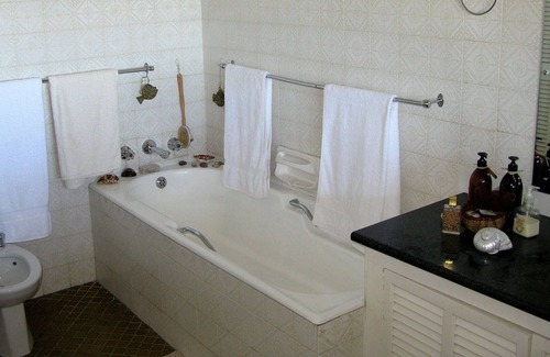 Gordons Bay Central House | Sunny, open-plan family home, above sunset beach, with sea and mountain views.