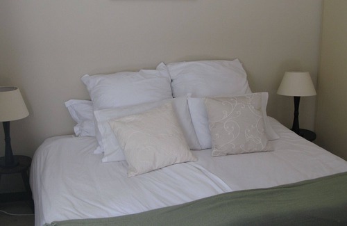 Gordons Bay Central House | Sunny, open-plan family home, above sunset beach, with sea and mountain views.