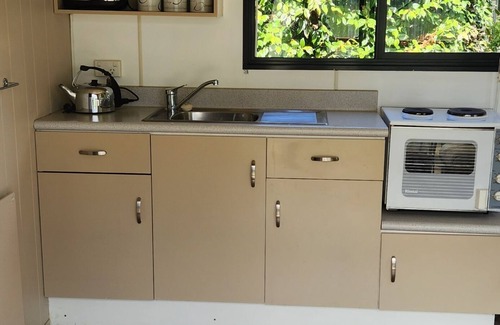 Kinloch Cottage | Sunny, peaceful, cute, cottage only 10 mins to Taupo CBD, Kinloch/Lakefront