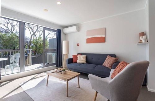 Mount Albert Apartment | Sunny Pied-à-Terre w Courtyard, Study & Carpark