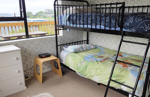 Omokoroa House | Sunny relaxed family home in coastal Omokoroa- 5 minutes walk to the beach!