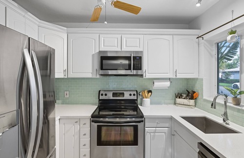 Lake Ridge House | Sunny Retreat Near Las Olas & the Beach + Pool, Hot Tub | Paradise Stay