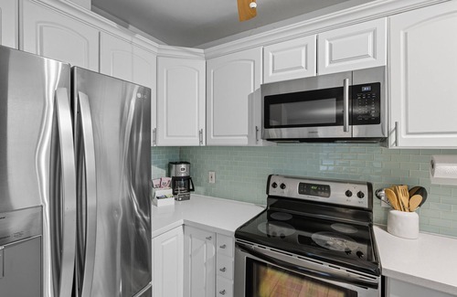 Lake Ridge House | Sunny Retreat Near Las Olas & the Beach + Pool, Hot Tub | Paradise Stay