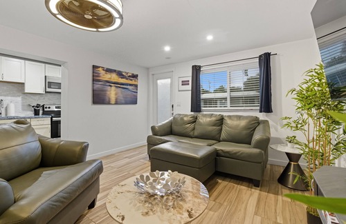 Lake Ridge House | Sunny Retreat Near Las Olas & the Beach + Pool, Hot Tub | Paradise Stay