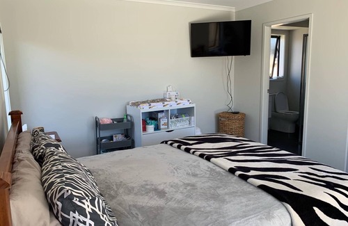 Papamoa Beach House | Sunny spacious home with great entertaining - Perfect for families