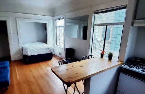 Lower Haight Apartment | Sunny studio by Alamo Square and the Painted Ladies.
