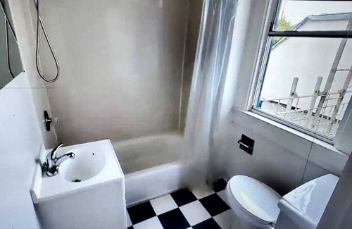 Lower Haight Apartment | Sunny studio by Alamo Square and the Painted Ladies.