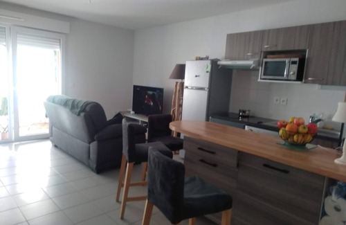 Audenge Apartment | Sunny T2 apartment with woodland view