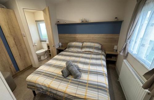 Ingoldmells Apartment | Sunnymede B7 - Fantasy Island, Hot tub, wrap around veranda, WiFi - Meadow Lakes Caravan & Lodge Hire