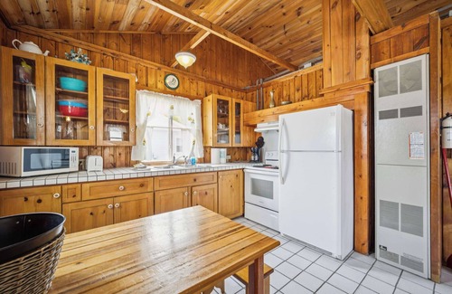 Northeastern Michigan Apartment | Sunnyside 2BR/1BA Relaxing Lakefront Retreat