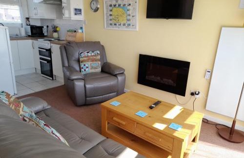 Great Yarmouth Ski Chalet | 'Sunnyside' Chalet, walk to the beach & close to Norfolk broads - pet friendly!