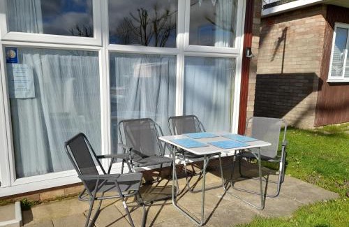 Great Yarmouth Ski Chalet | 'Sunnyside' Chalet, walk to the beach & close to Norfolk broads - pet friendly!