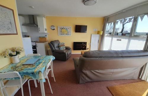 Great Yarmouth Ski Chalet | 'Sunnyside' Chalet, walk to the beach & close to Norfolk broads - pet friendly!