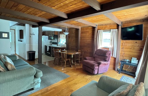 Conneaut Lakeshore House | Sunnyside Lake Home at Conneaut Lake