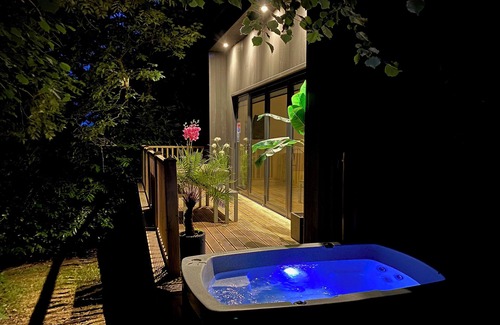 Newton Ferrers Cabin | Sunridge Cube 2 with Hot Tub & Giant Home Cinema
