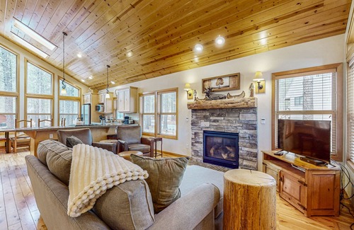 Overlook Park House | Sunriver home w/private hot tub, SHARC passes for pools