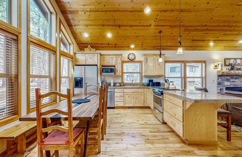 Overlook Park House | Sunriver home w/private hot tub, SHARC passes for pools