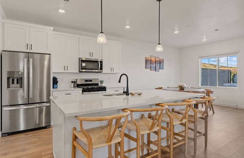 St. George House | Sunseekers Escape: Private Hot Tub + Fire Table