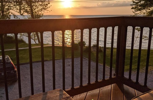 Ashtabula House | 🌅 Sunset BEAUTY Cottage on Lake Erie - Newer Build