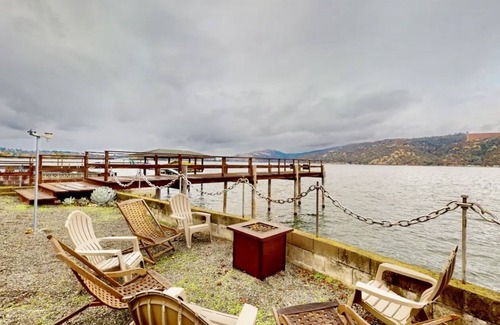 Clearlake House | Sunset Hideaway Lakefront Home w/3 bed/2 bath oasis